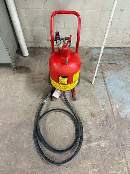 Portable Abrasive Blaster with Regulator image