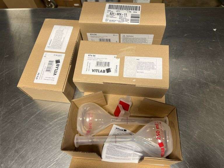 Vitlab Volumetric Flasks, 250 ml each ... QTY 8 Total image