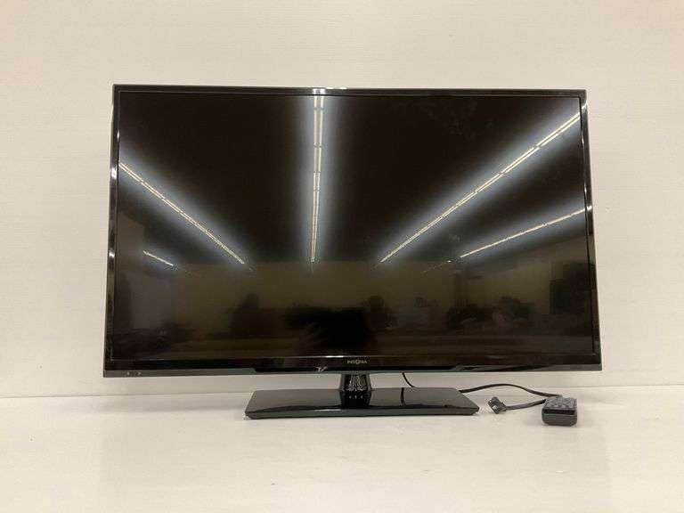 Insignia 39 in. LCD Color TV With Remote... powers on image
