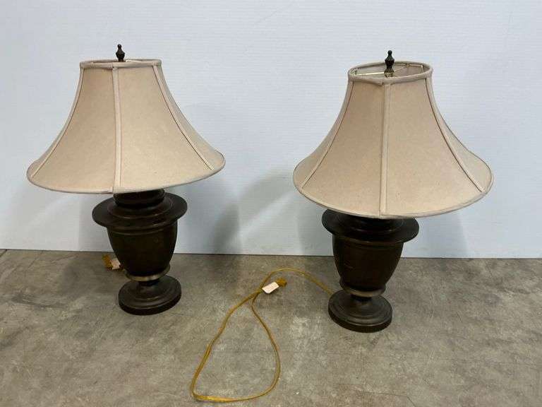 Pair of Traditional Style Table Lamps, work image