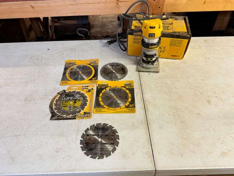 DeWalt DWP611 Compact Router with Blades image