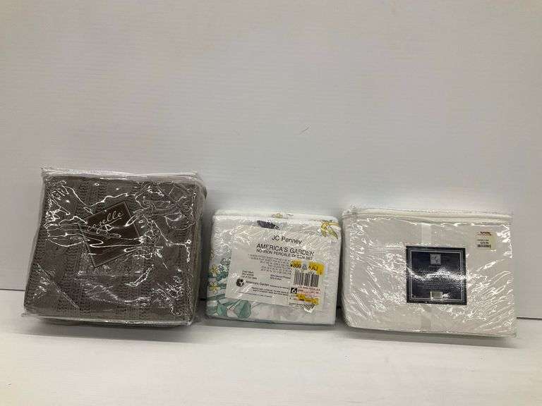 Three New in Packaging Bedding Items: Sheet Sets & Cable Knit Throw image
