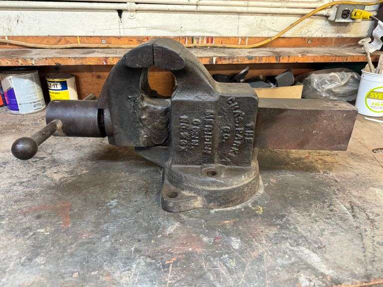 The Chas. Parker Co. Bench Vise ... 22 in. Long ... We could not get this vise to open. image