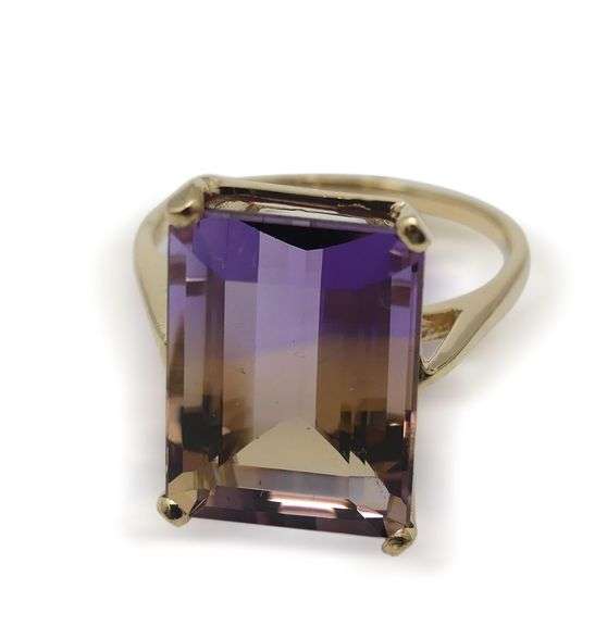 10K Yellow Gold Ring with Rectangular Stone image