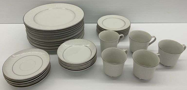 Crown Victoria Fine China Lovelace Dinnerware Set Made in Japan image