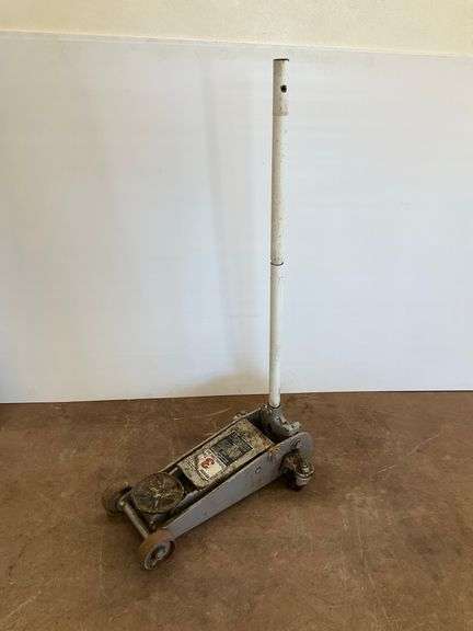 Sears 3 Ton Hydraulic Floor Jack, missing pin in handle image