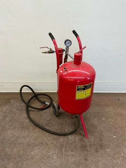 Central Pneumatic 40 lb Abrasive Blaster image