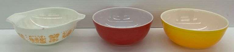 Three Vintage Pyrex Mixing Bowls image