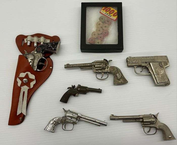 Lot of Vintage Cap Guns and 1000 Caps image