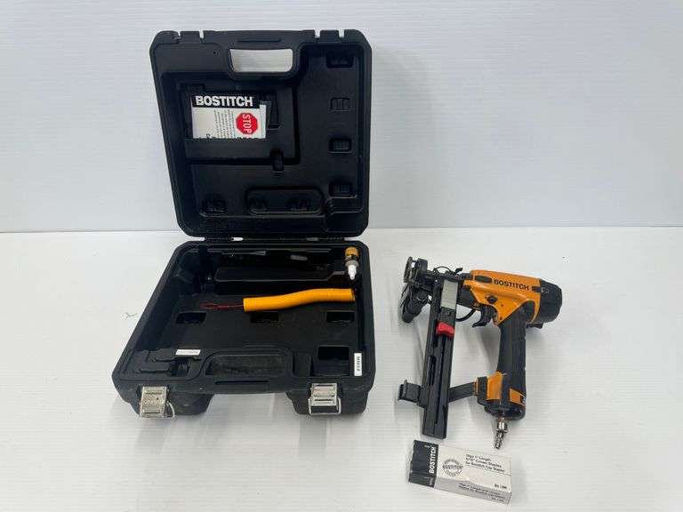 Bostitch SL1838BC Pneumatic Stapler with Case and Fasteners image