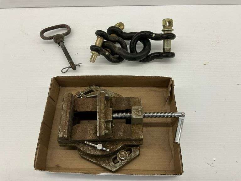 Metal Vise with Pin and Shackles image