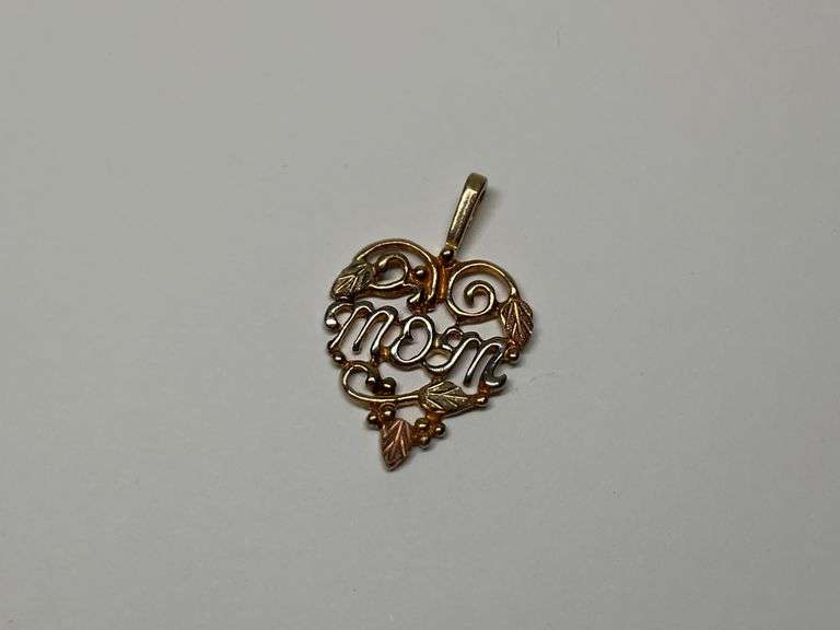16K Gold 'Mom' Heart Pendant image