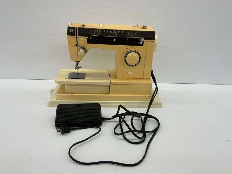 Singer Model 7105 Sewing Machine with Case, works image