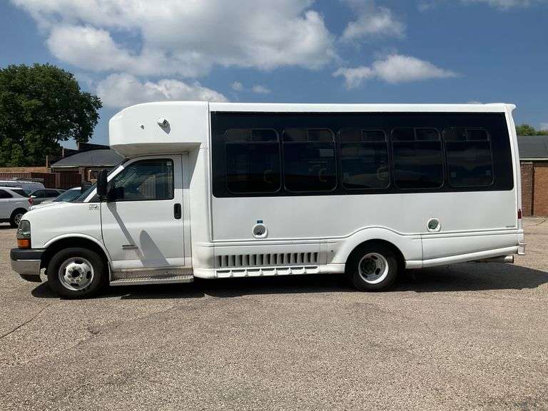 2016 Chevrolet Express 4500 2WD Shuttle Bus. We Have Title/Keys. Runs/Drives. image