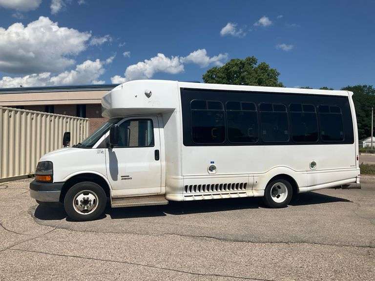 2016 Chevrolet Express 4500 Shuttle Bus. We Have Title/Keys. Runs/Drives. image