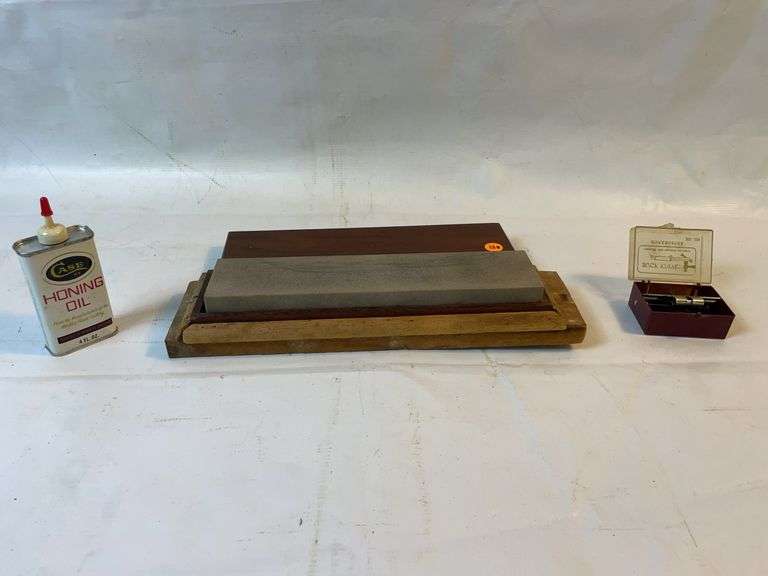 Sharpening stone and case honing oil image