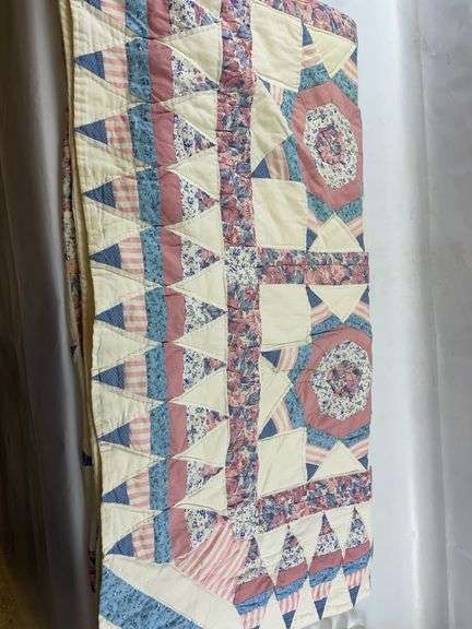 Machine stitched quilt image