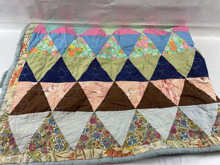 Machine stitched quilt image