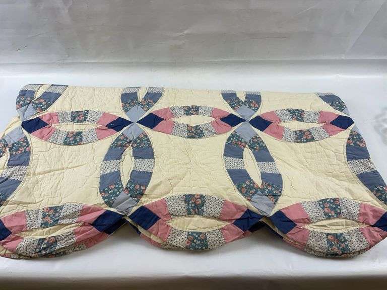 Double wedding ring quilt image