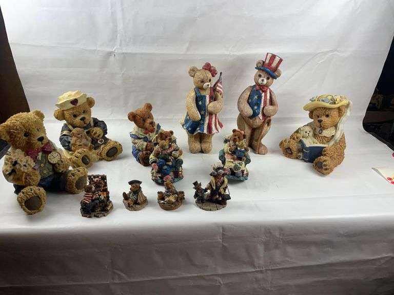 Bear figurines lot image