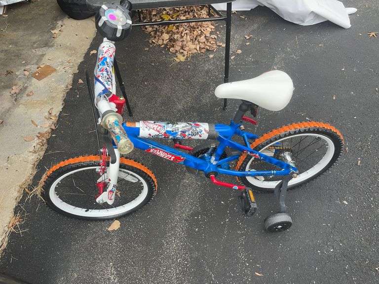 Hot Wheels boys bicycle with training wheels image