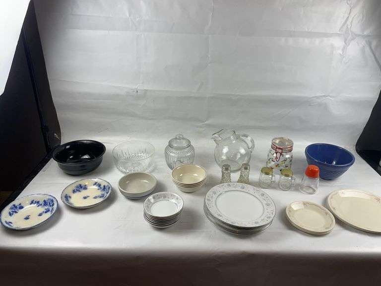Miscellaneous dishes and bowls image