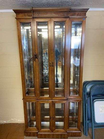 Hutch with lights image