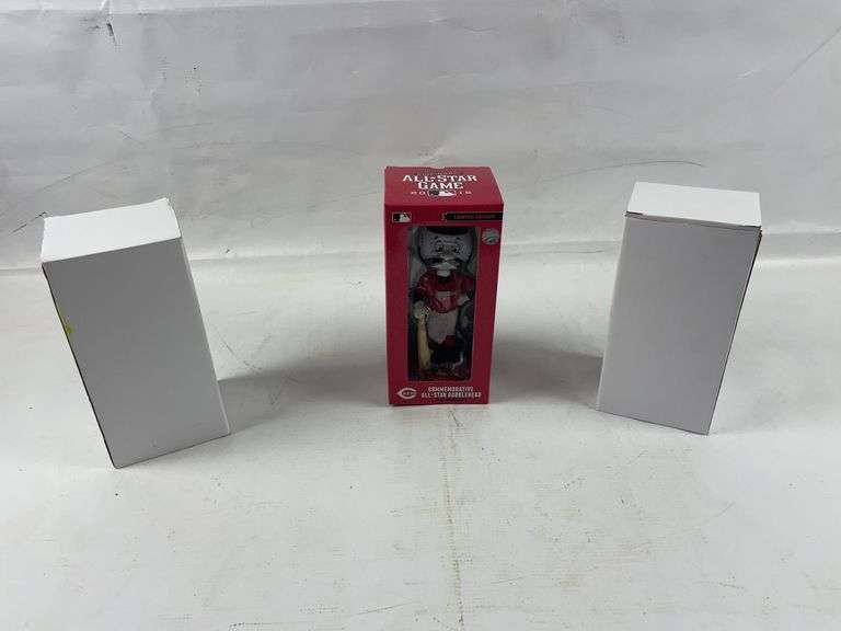 3 baseball bobbleheads image