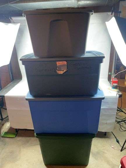 4 totes with lids image