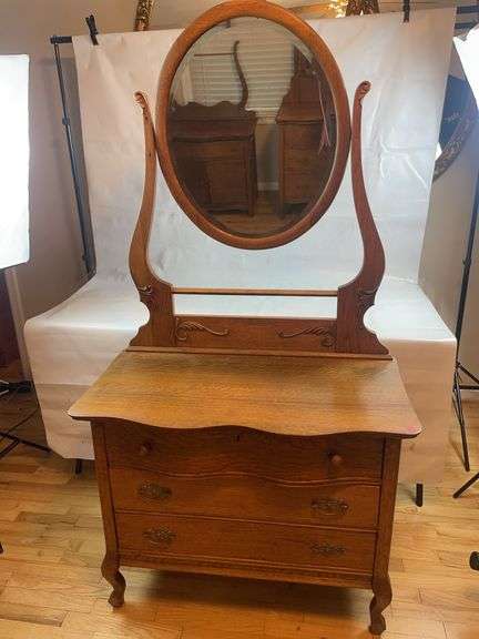 Solid oak dresser with mirror image
