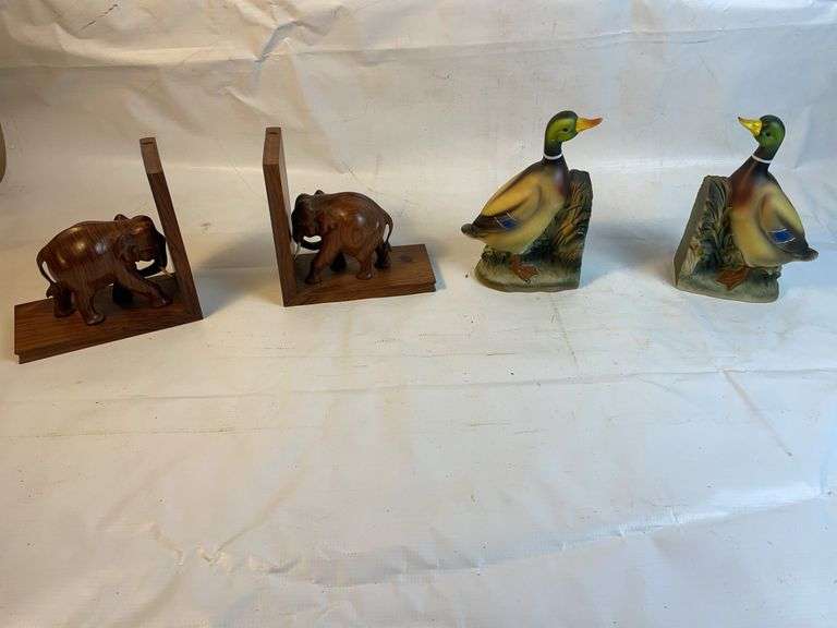 2 sets of book ends image