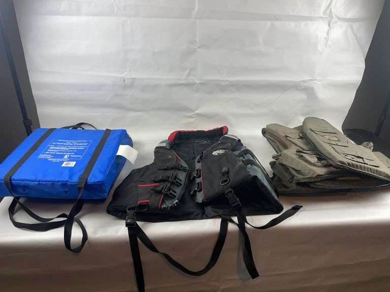 Life jackets and throwable devices image
