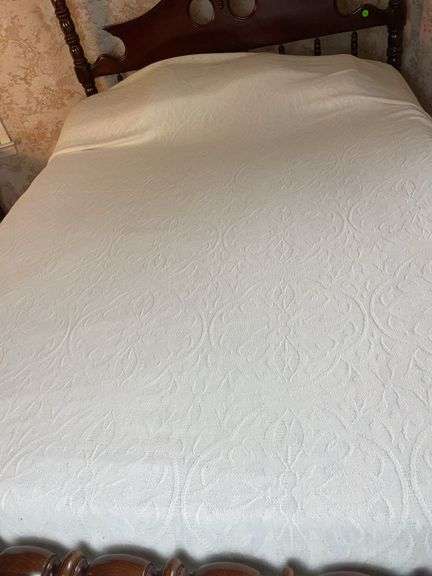 Queen size white bedspread image