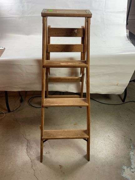 4ft wooden step ladder image