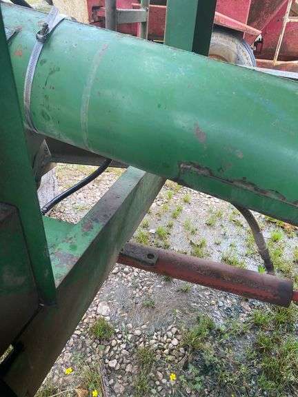 John Deere 1210A grain cart