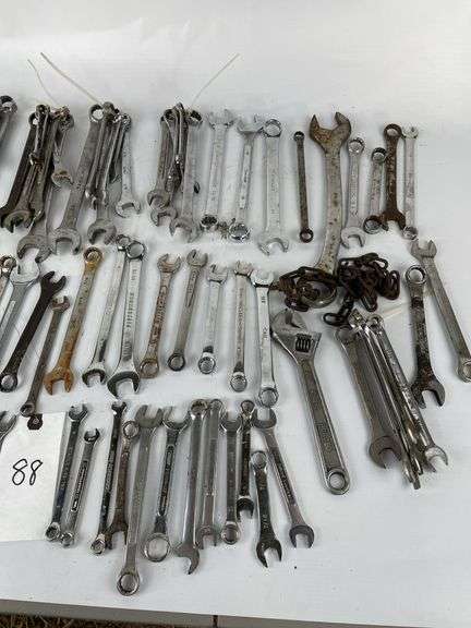 Mixed box of wrenches