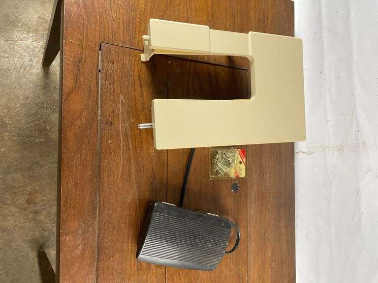 Singer Stylist 543 Sewing Machine with Table and Foot Pedal