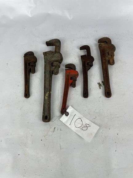 Various size pipe wrenches image