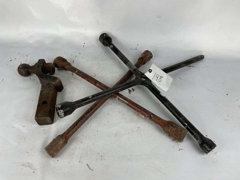 Lug wrenches and Reese hitch image
