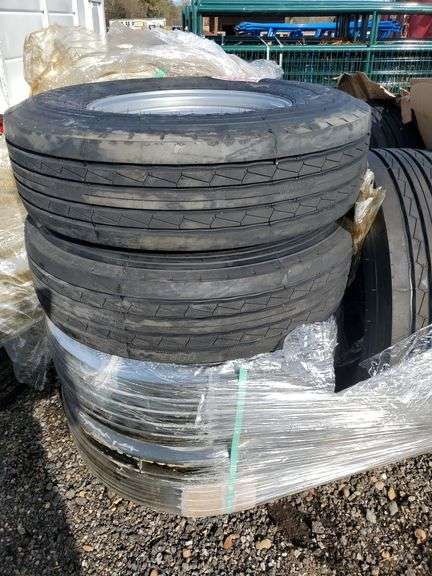 Set of 4 trailquest 235/80R16 - 14 ply silver 8 hole single wheels image