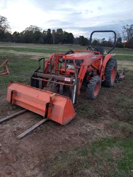 Kubota L2900 4x4 tractor- rebuilt engine- LA481 LOADER W PALLET FORKS AND BUCKET image