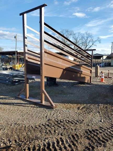 18 wheeler cattle truck loading chute image