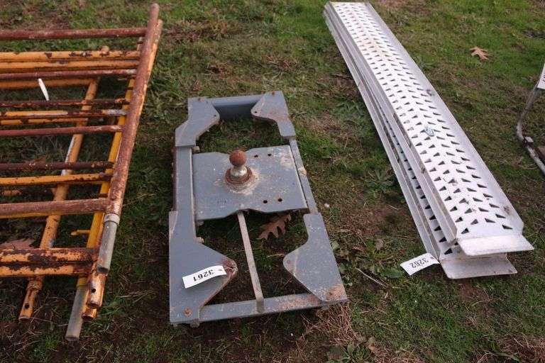 B & W Gooseneck hitch image