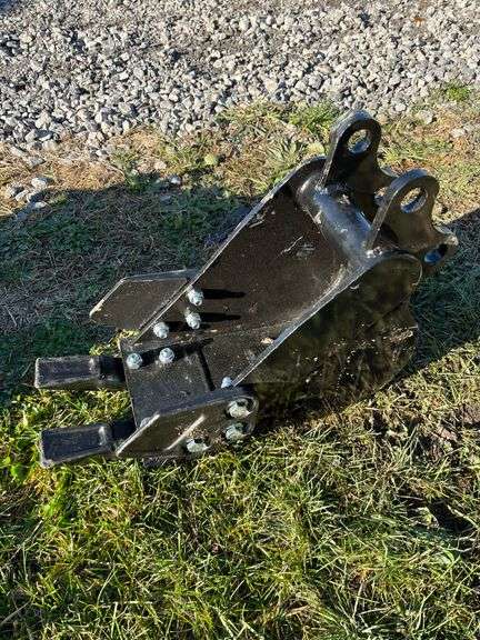 CGF Industry Mini Excavator 200 mm Bucket 12EX-D08 image