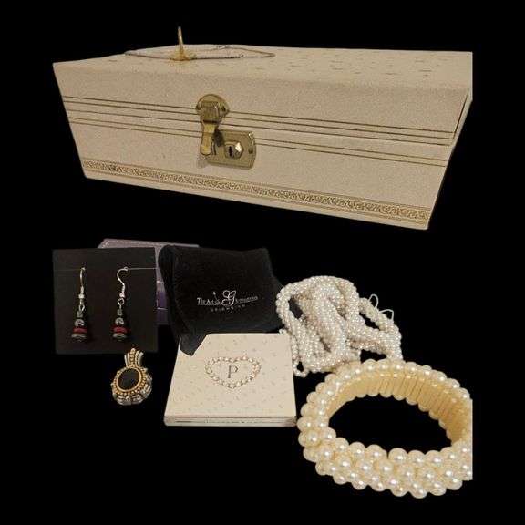 Pearl Jewelry & Accessory Collection – Vintage-Inspired Mix image