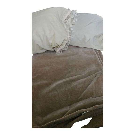 Fleece Blanket with a Pair of Ivory Pillowcases image