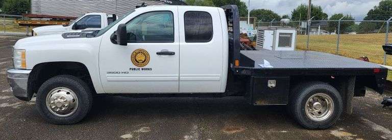 2012 Chevrolet 3500 Extra Cab Flatbed Truck image