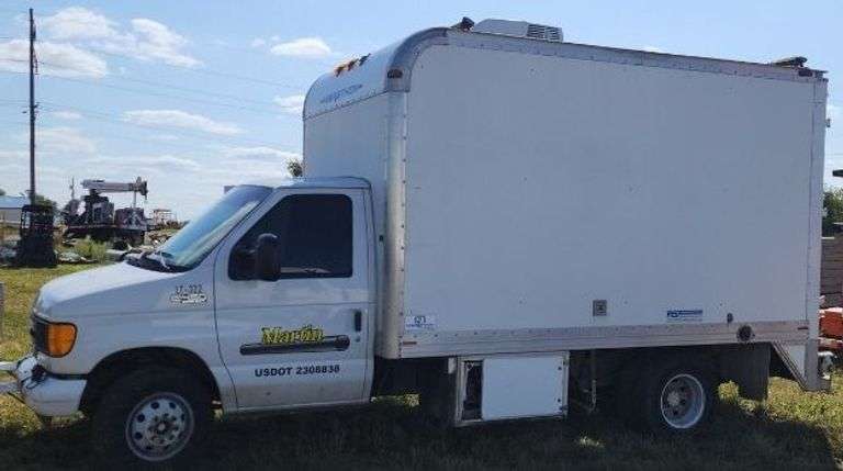 05 Ford E-450. Engine:5.4 Triton w/Marathon Truck image