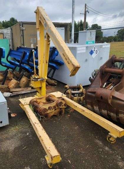 Portable Floor Crane/Hoist image