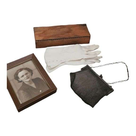 Lot – Vintage Lady’s Accessories & Portrait Collection image